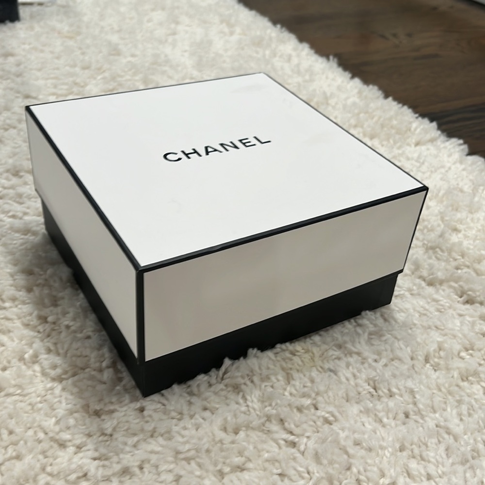 Chanel Box - Picture 2 of 4